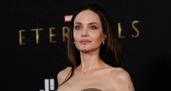 Анджелина Джоли ушла на самоизоляцию из-за коронавируса
