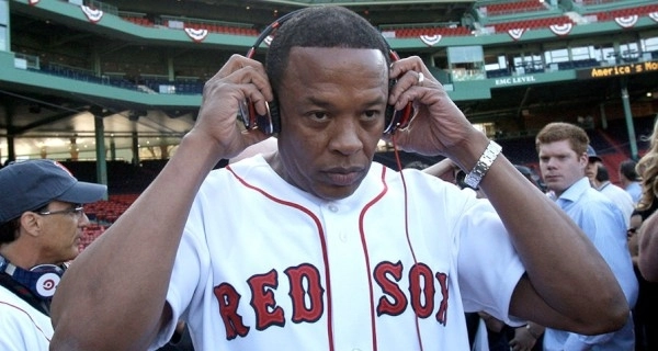 Рэпер Dr. Dre получил документы о разводе во время похорон