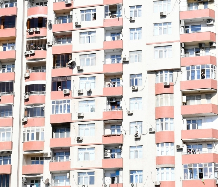 Жители Баку поприветствовали с балконов Ильхама Алиева и Мехрибан Алиеву - ФОТО