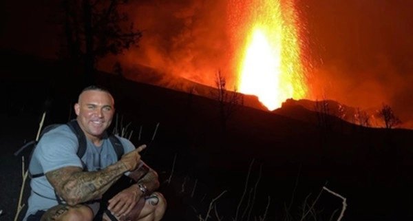 Британцы скрывались пять часов от полиции ради эффектного фото на фоне вулкана
