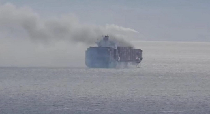 Угроза экологической катастрофы: У берегов Канады загорелось судно с химикатами - ВИДЕО