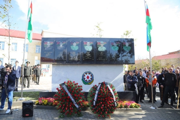 В Баку установлена мемориальная доска в память о семи шехидах - выпускниках одной школы - ФОТО