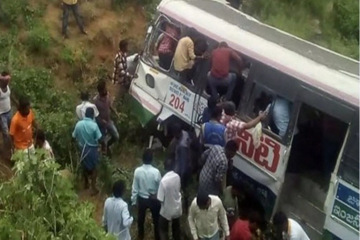 При падении автомобиля в ущелье на севере Индии погибли 13 человек