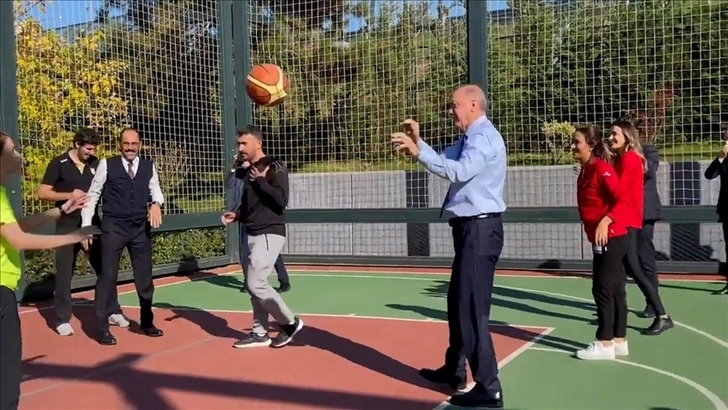 Эрдоган сыграл с молодежью в баскетбол - ВИДЕО