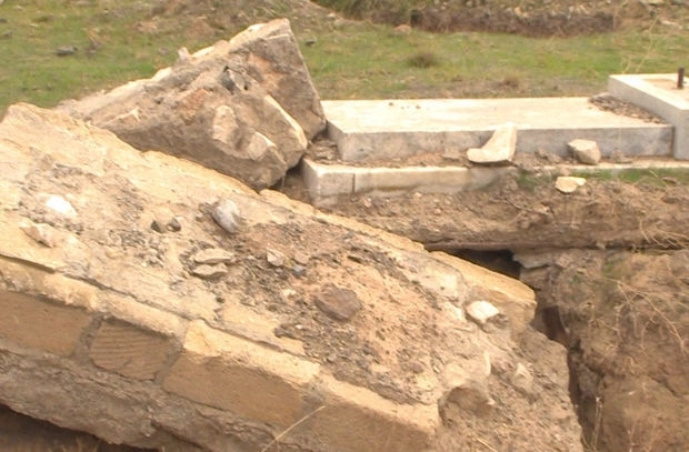 Очередное доказательство армянского вандализма: разрушенное кладбище в Джебраиле - ФОТО