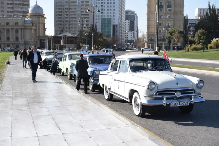 В Баку в честь Дня Победы Азербайджана прошло шествие классических автомобилей - ФОТО