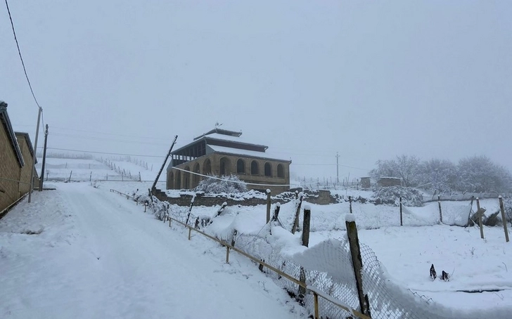 Высота снежного покрова в Гусаре достигла 9 см