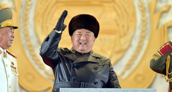 В Северной Корее запретили кожаные плащи