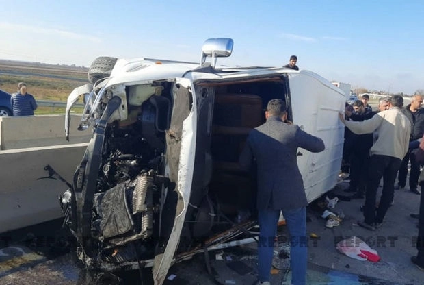 В результате ДТП с участием микроавтобуса в Кюрдамире пострадали 10 человек - ФОТО