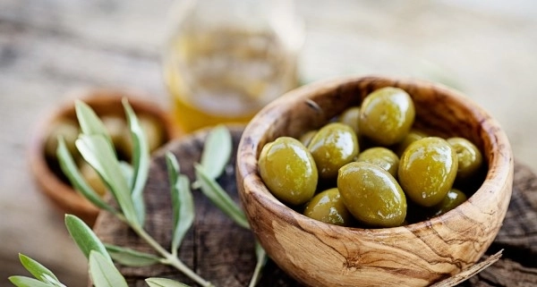 Диетолог объяснила разницу между оливками и маслинами