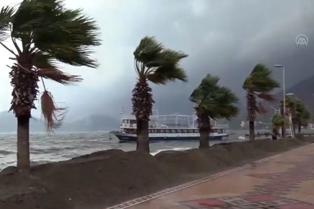 Сильный шторм в Турции парализовал движение судов - ВИДЕО