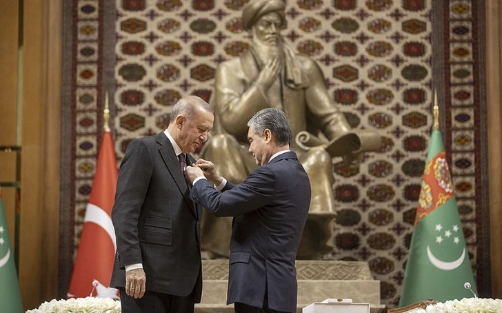 Гурбангулу Бердымухамедов наградил президента Турции орденом «За вклад в развитие сотрудничества»