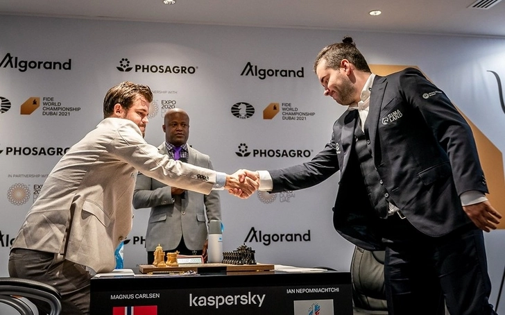 Карлсен и Непомнящий сыграли вничью в третьей партии матча за мировую шахматную корону