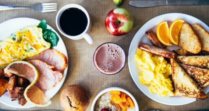 Диетологи выяснили, когда необходимо завтракать для снижения риска смерти