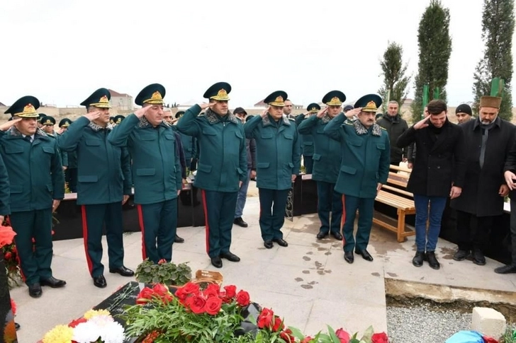 Начальник ГПС посетил могилы военнослужащих, погибших при крушении вертолета - ФОТО