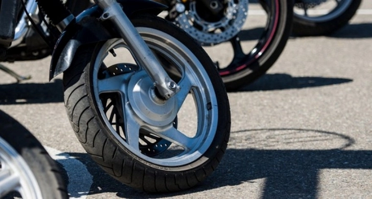 В Насиминском районе столицы мотоциклист сбил 11-летнего пешехода