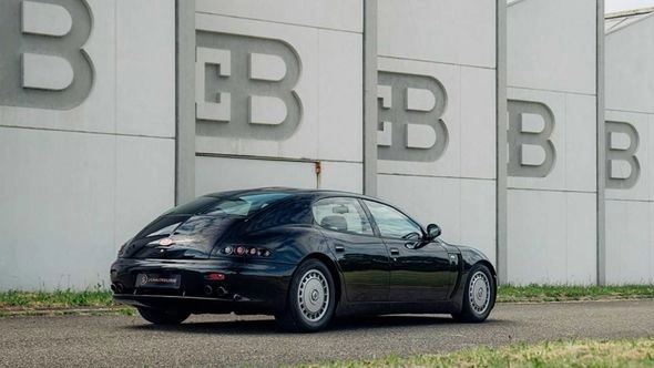 Редчайший суперседан Bugatti выставили на продажу - ФОТО