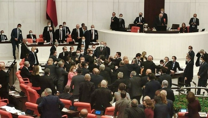 В Турции депутаты подрались в парламенте - ВИДЕО