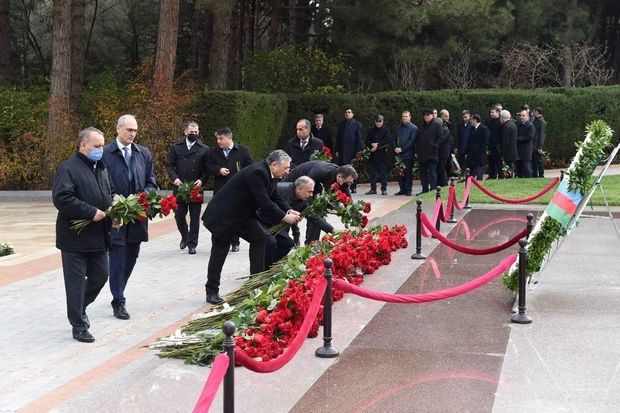 Руководство SOCAR посетило могилу общенационального лидера Гейдара Алиева - ФОТО