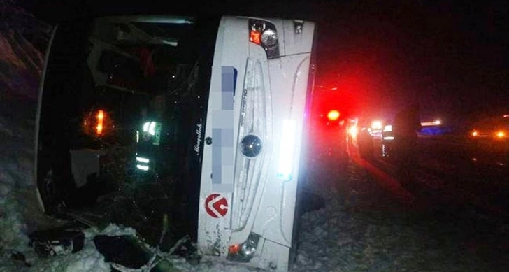 В Турции перевернулся пассажирский автобус, есть жертвы