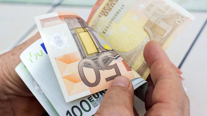 Евро подорожал по отношению к манату, лира продолжает дешеветь