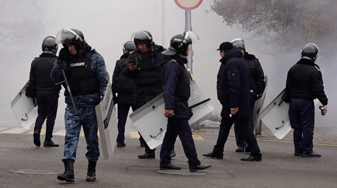 В Алматы периодически слышны одиночные выстрелы и взрывы