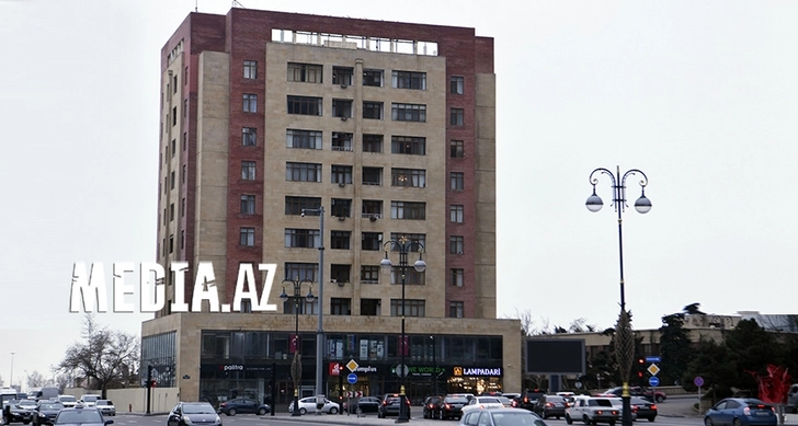 В Баку сносится многоэтажное здание в рамках работ, связанных с возведением мемориального комплекса Победы