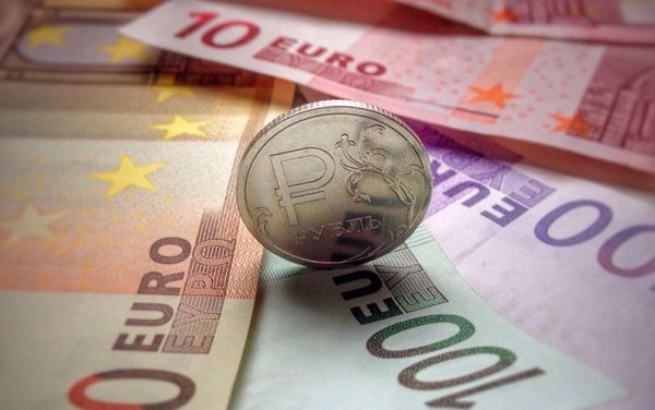 Манат укрепился по отношению к евро, рубль стабилен