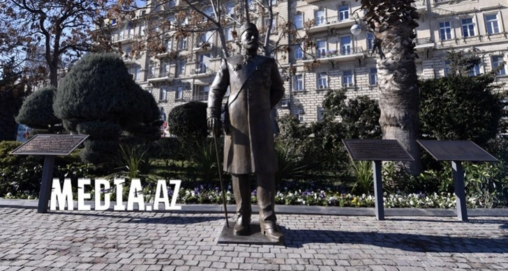 Задержаны лица, повредившие памятник Гаджи Зейналабдину Тагиеву в Баку - ФОТО