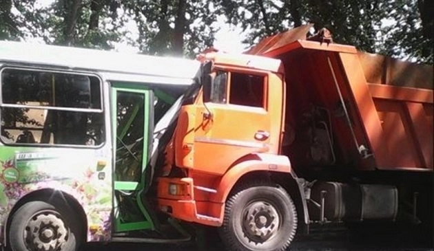 В Баку пассажирский автобус столкнулся с «КамАЗ», есть пострадавшая