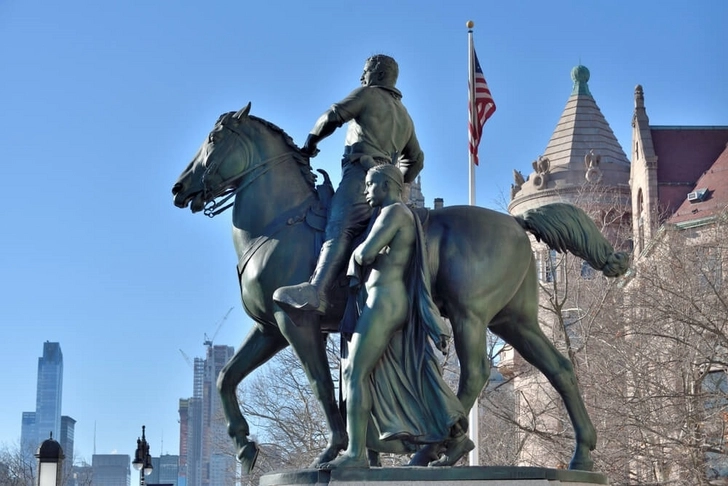 В Нью-Йорке демонтировали статую Рузвельта. Она простояла перед музеем естественной истории более 80 лет -ФОТО