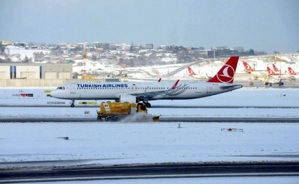 Тысячи пассажиров заблокированы из-за сильного снегопада в аэропорту Стамбула