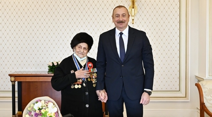 Ильхам Алиев вручил Фатме Саттаровой орден «Истиглал» - ОБНОВЛЕНО - ФОТО