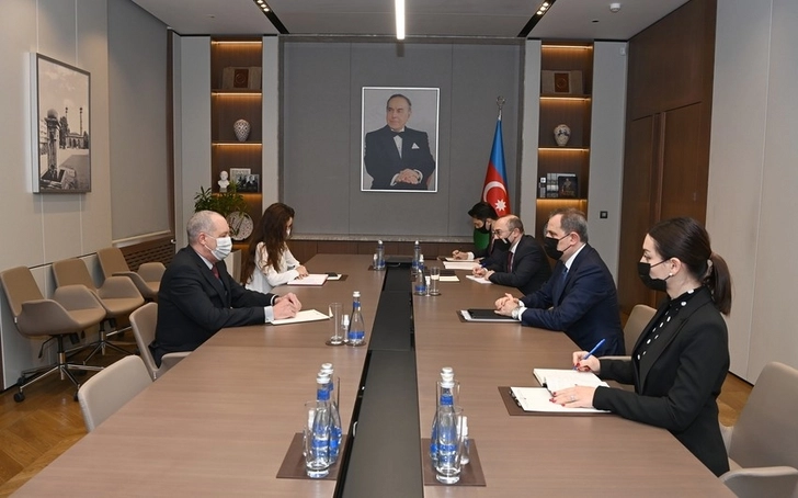 Глава МИД Азербайджана встретился с послом Кубы
