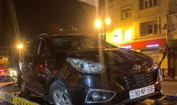 В Баку в результате ДТП перевернулся автомобиль - ВИДЕО