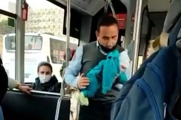 В Баку водитель автобуса успокоил плачущего младенца - ВИДЕО