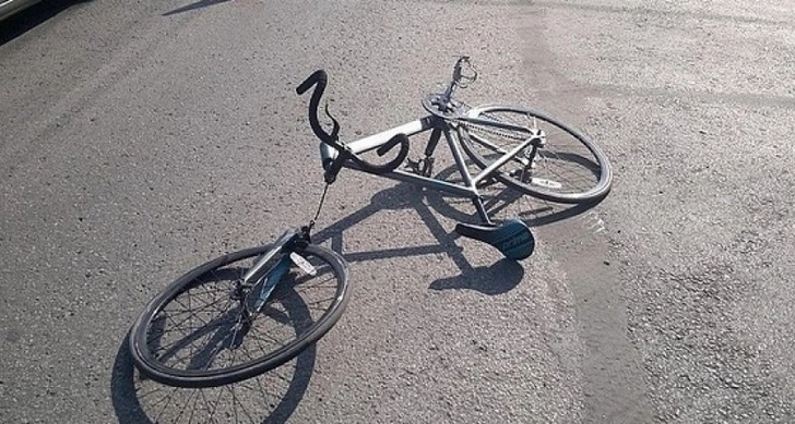 В Лянкяране автомобиль сбил подростка на велосипеде