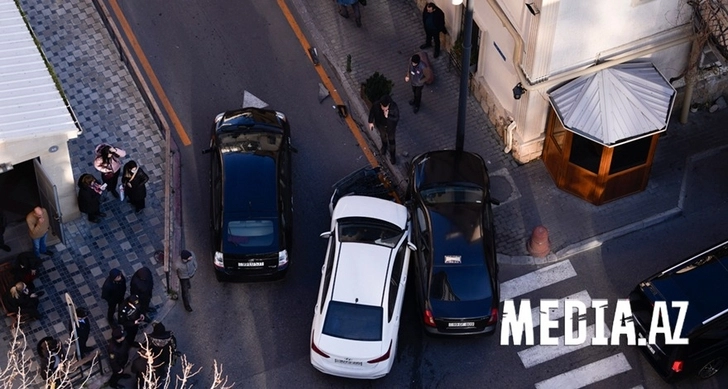В Баку столкнулись два автомобиля: пострадала женщина-водитель - ФОТО