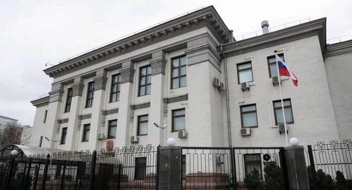 Российские дипломаты начали покидать Киев
