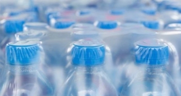 Исследователи обнаружили, что пластиковые бутылки выделяют в воду более 400 химикатов