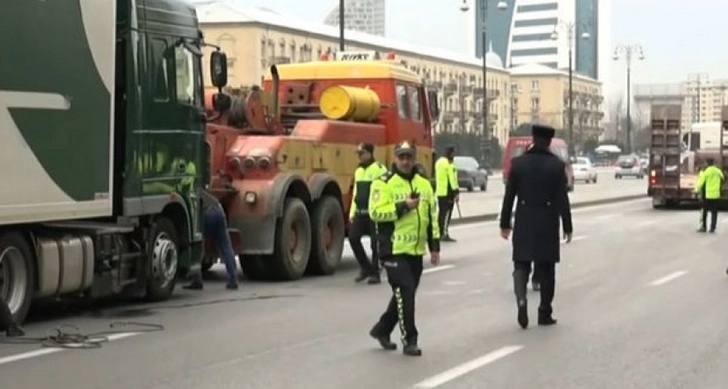 Перекрывшие дорогу в Баку водители фур принесли свои извинения - ВИДЕО
