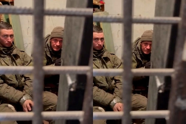 В украинском городе местные жители взяли в плен российских военнослужащих - ВИДЕО