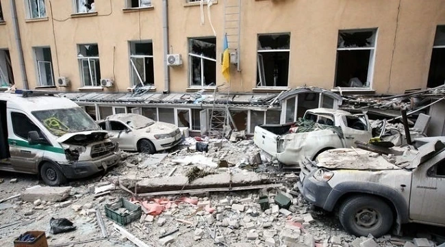 В Харькове снаряд попал в школу и полностью разрушил ее - ВИДЕО