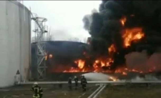 Украинский Чернигов подвергся обстрелу, горит нефтебаза - ВИДЕО