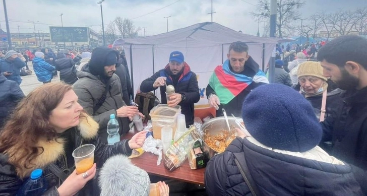 Для прибывающих во Львов азербайджанцев созданы мобильные пункты питания – ФОТО