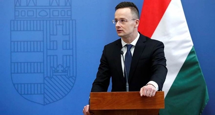 Венгрия хочет сохранить контракты с Россией на поставки газа