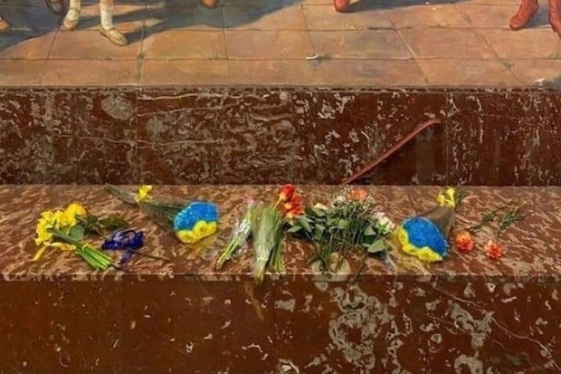 Москвичи приносят цветы на станцию метро «Киевская» - ФОТО