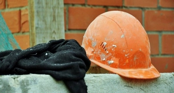 В Сумгайыте рабочего раздавило обломком бетонной плиты