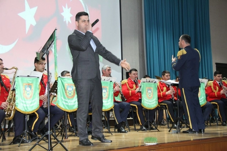Артист хоровой капеллы Фархад Алекперов исполнил «Марш братства», посвященный дружбе Азербайджана и Турции