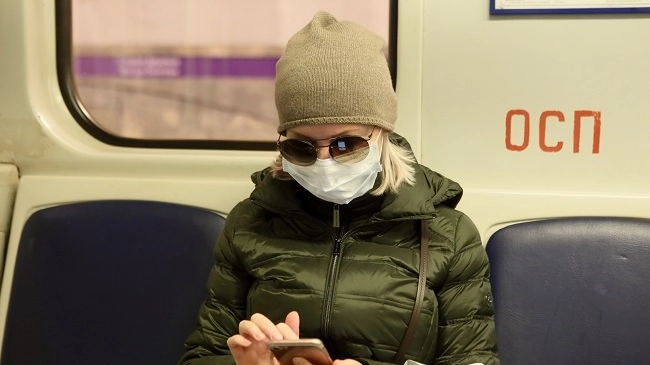 В московском метро носящих маски будут останавливать как подозрительных лиц - ФОТО